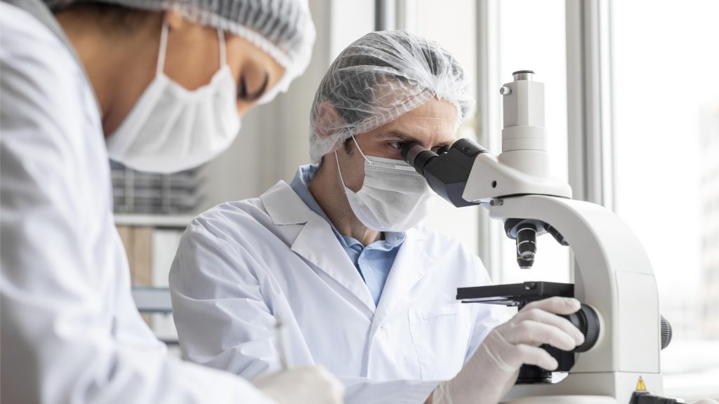 Descubra como os exames laboratoriais preventivos detectam doenças antes dos primeiros sintomas. Proteja sua saúde e a da sua empresa.